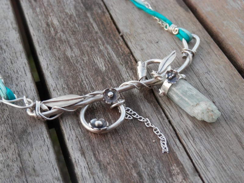 Collier mi-long Nature: Argent 925, Aigue-marine brute, Soie